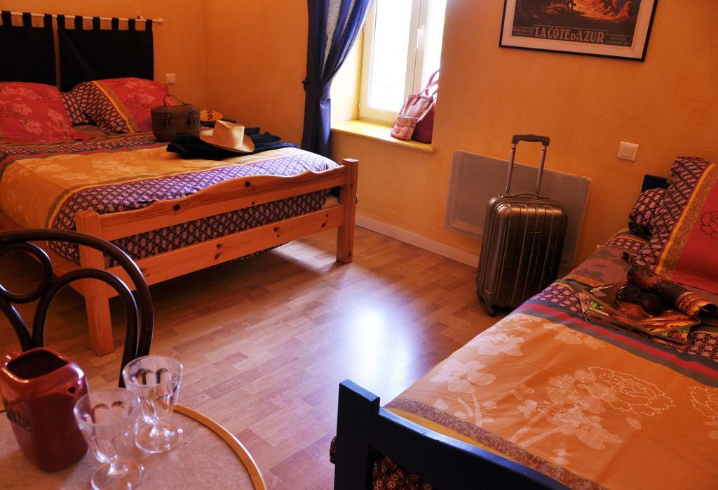 La Ferme Aux Abeilles Hotel Ambierle Room photo