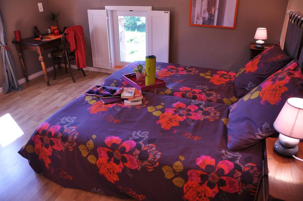 La Ferme Aux Abeilles Hotel Ambierle Room photo