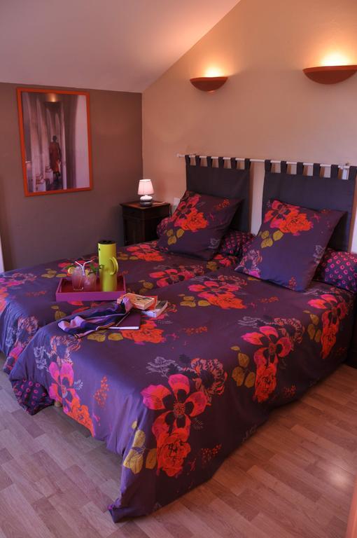 La Ferme Aux Abeilles Hotel Ambierle Room photo