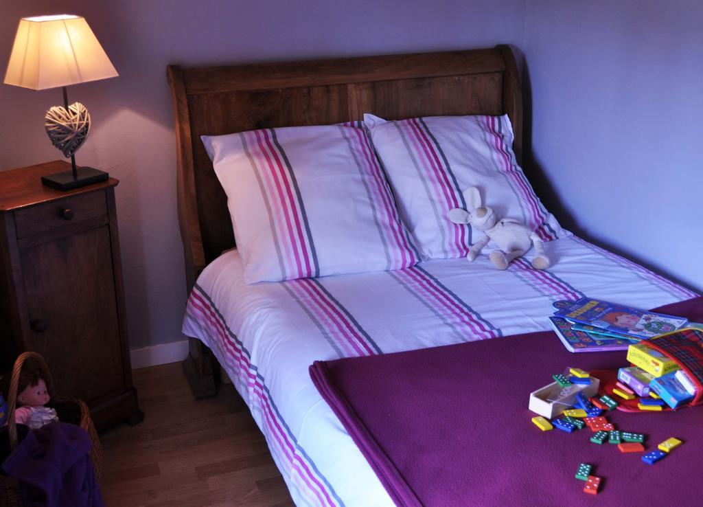 La Ferme Aux Abeilles Hotel Ambierle Room photo