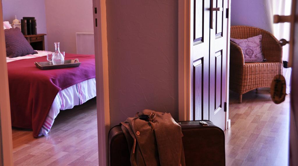 La Ferme Aux Abeilles Hotel Ambierle Room photo