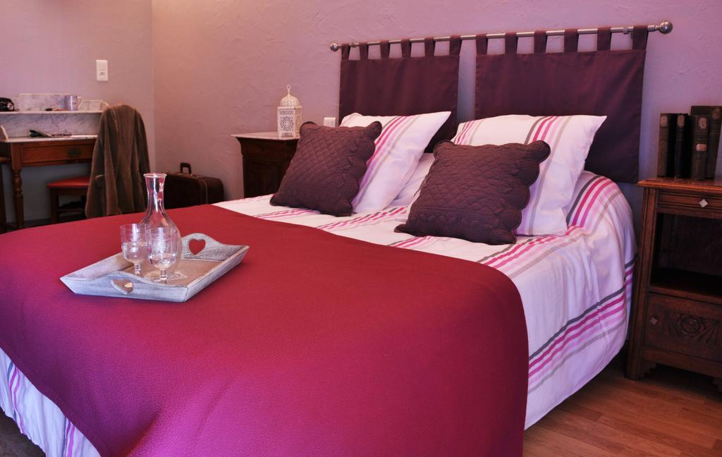 La Ferme Aux Abeilles Hotel Ambierle Room photo